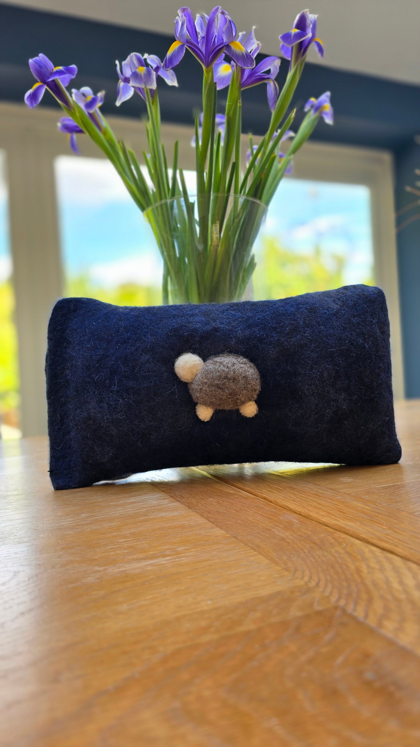 Wool cushion Zwartble & Texel